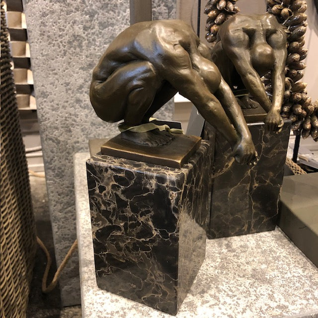 Bronze mand på marmor