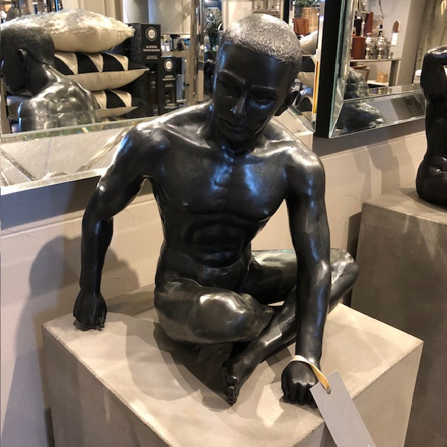 Bronze mand, siddende